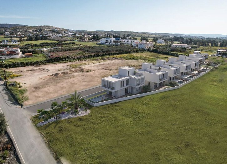 Modern villa close to city