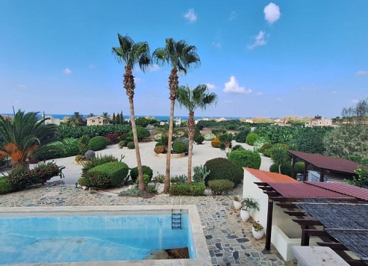 Villa on large plot 500m from sea
