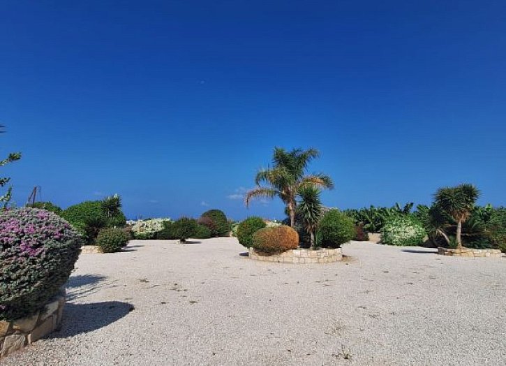 Villa on large plot 500m from sea