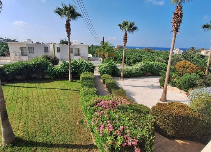 Villa on large plot 500m from sea