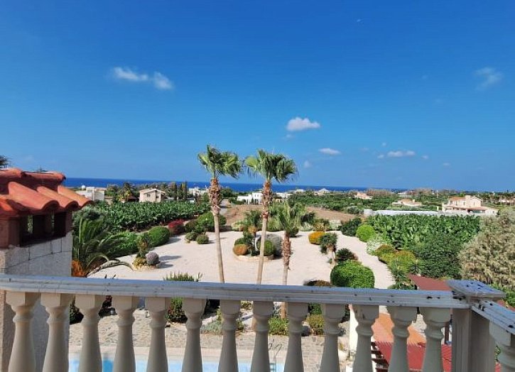 Villa on large plot 500m from sea