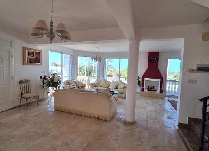 Villa on large plot 500m from sea