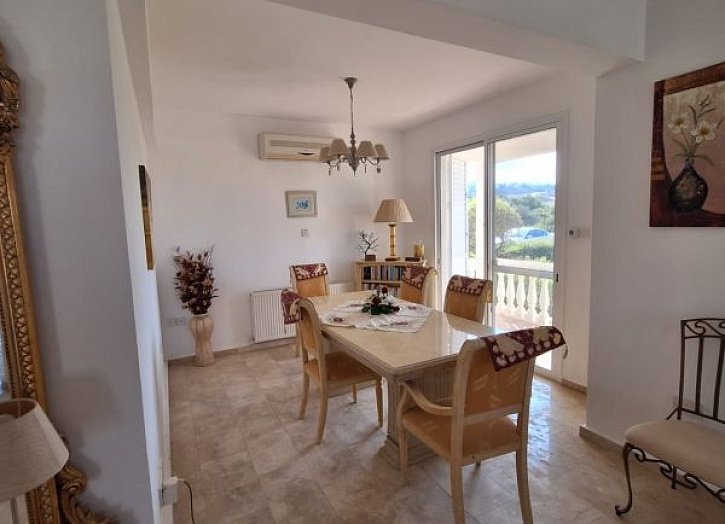 Villa on large plot 500m from sea