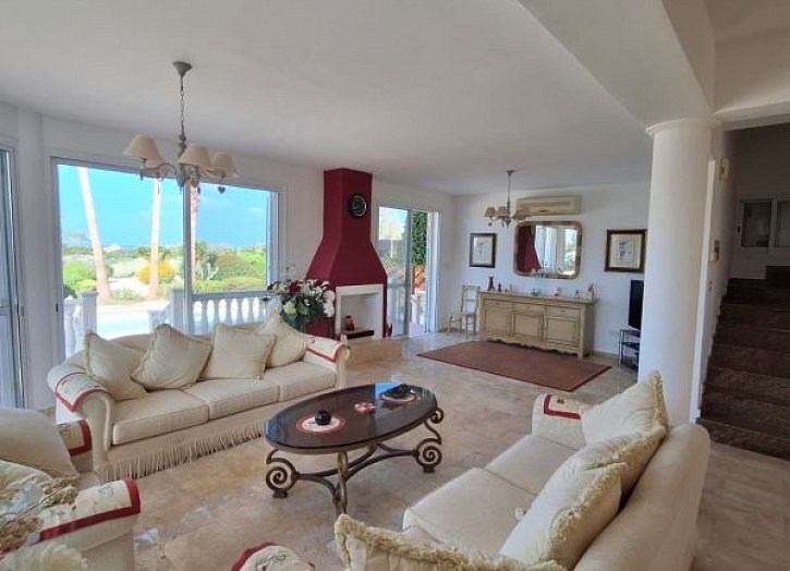 Villa on large plot 500m from sea