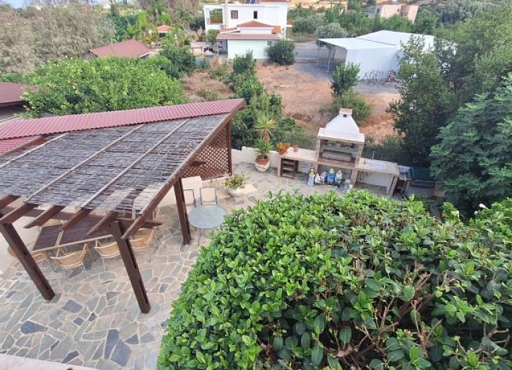 Villa on large plot 500m from sea