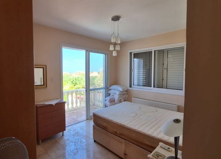 Villa on large plot 500m from sea