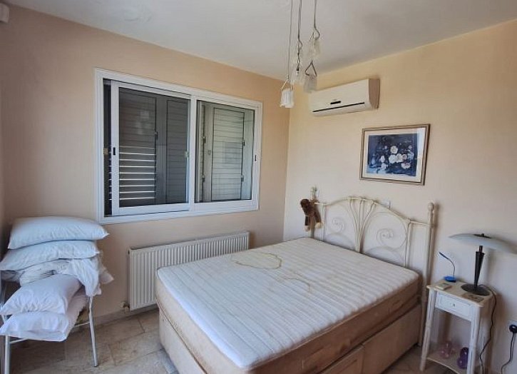 Villa on large plot 500m from sea