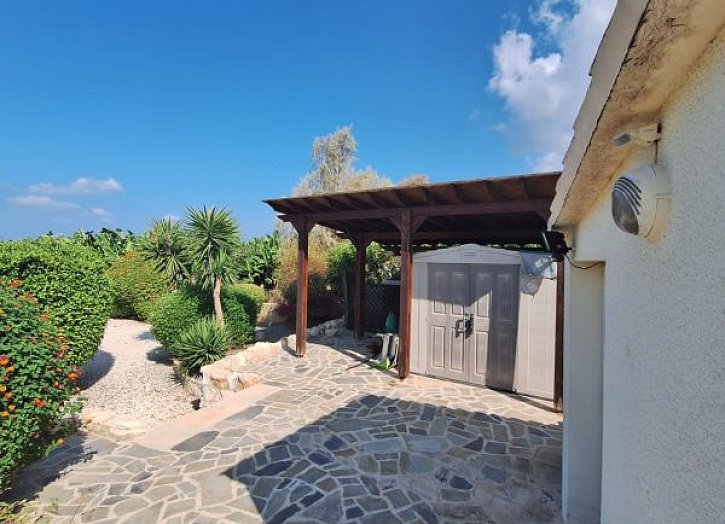 Villa on large plot 500m from sea