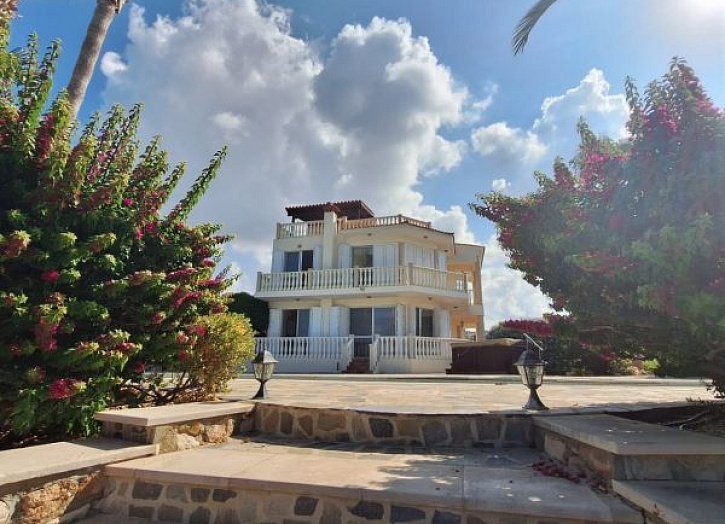 Villa on large plot 500m from sea