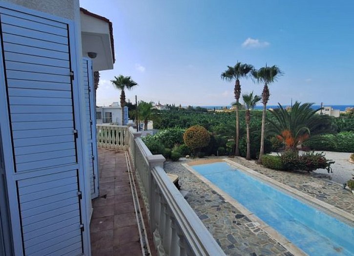 Villa on large plot 500m from sea