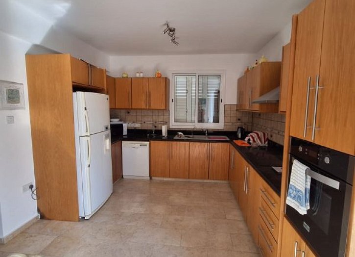 Villa on large plot 500m from sea