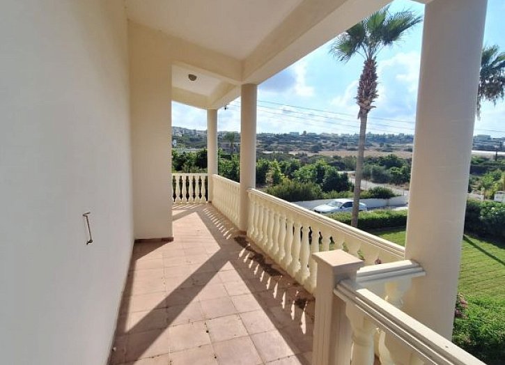 Villa on large plot 500m from sea