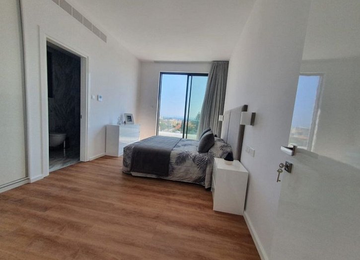 7 flats in modern building close to sea