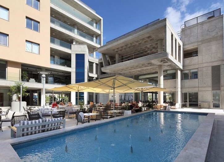 Townhouse in gated Elysia Park resort