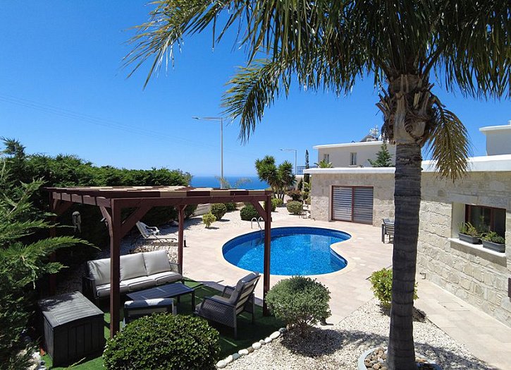 Bungalow mit Meer- & Bergblick