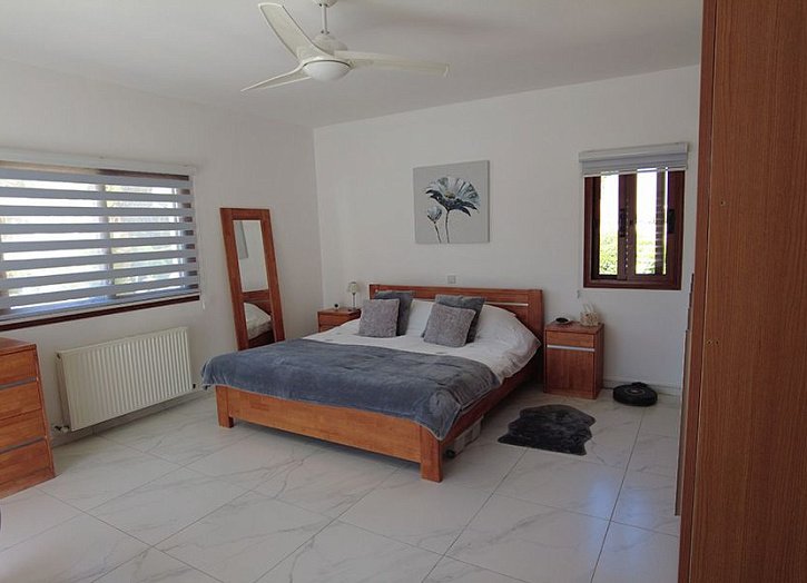 Bungalow mit Meer- & Bergblick