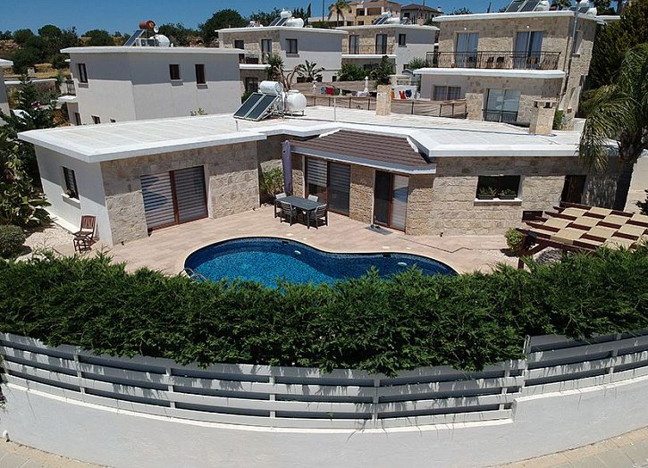 Bungalow mit Meer- & Bergblick