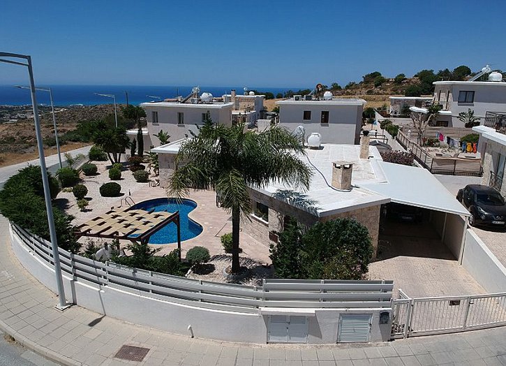 Bungalow mit Meer- & Bergblick