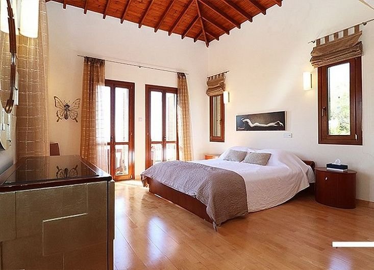 Sea view golf villa in prestigious resort in Paphos
