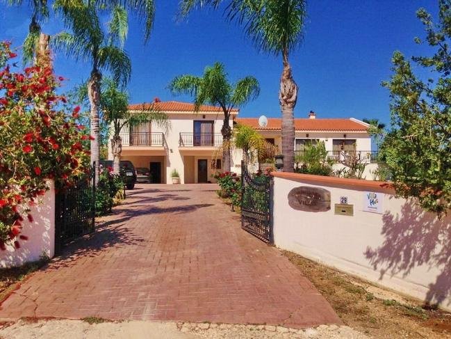 Bungalow on large seaview plot in Polis
