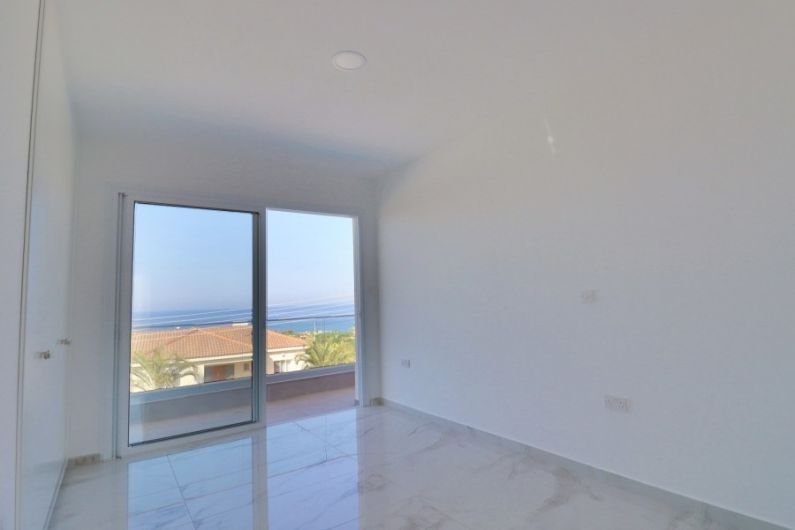 Neue moderne Villa mit Meerblick