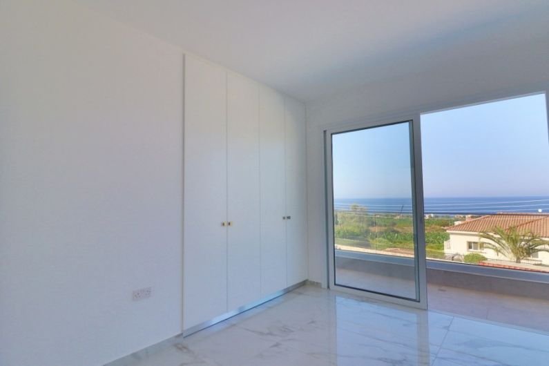 Neue moderne Villa mit Meerblick