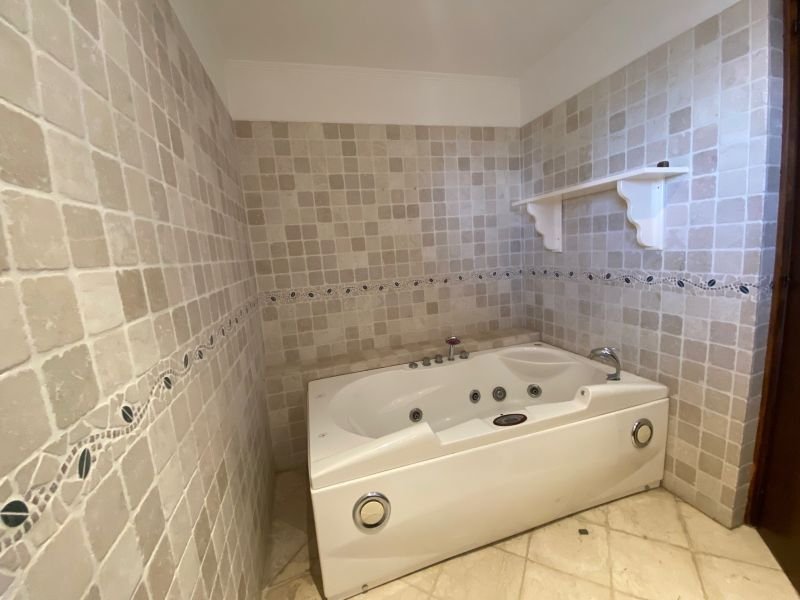 Geräumige Villa auf großem Grundstück