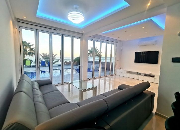 Waterfront villa with access to sea in Paphos