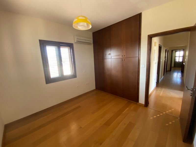 Geräumige Villa auf großem Grundstück