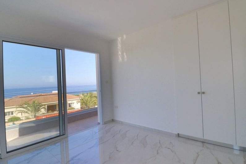 Neue moderne Villa mit Meerblick