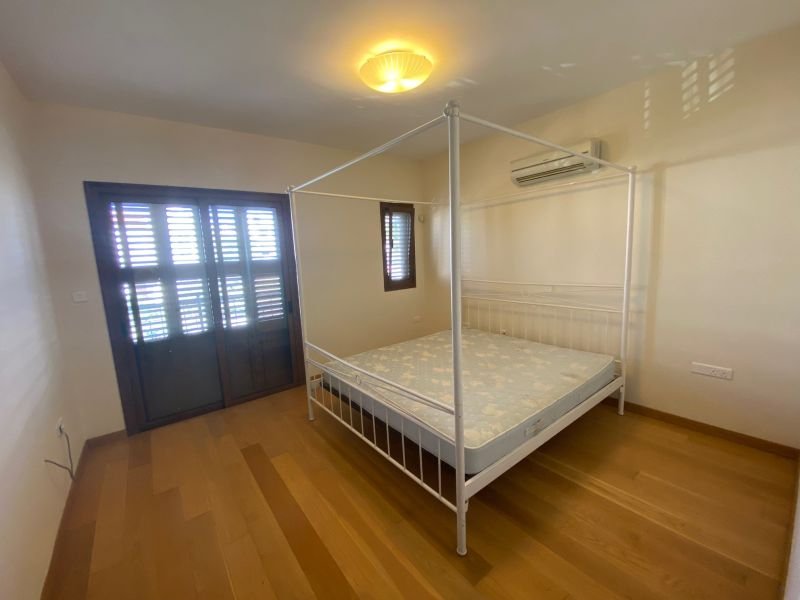 Geräumige Villa auf großem Grundstück