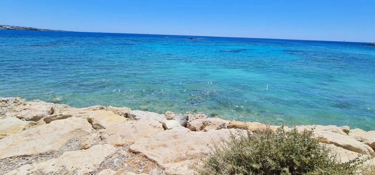 Вилла на берегу с выходом в море в Пафосе