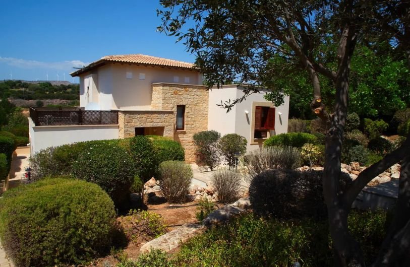 Golf villa on large plot in Paphos