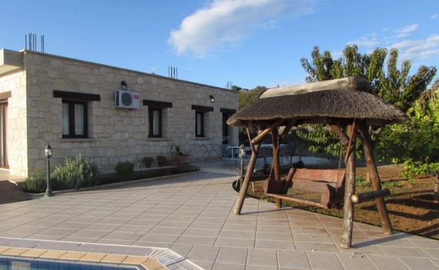 Stone bungalow with mountain views in Peristerona