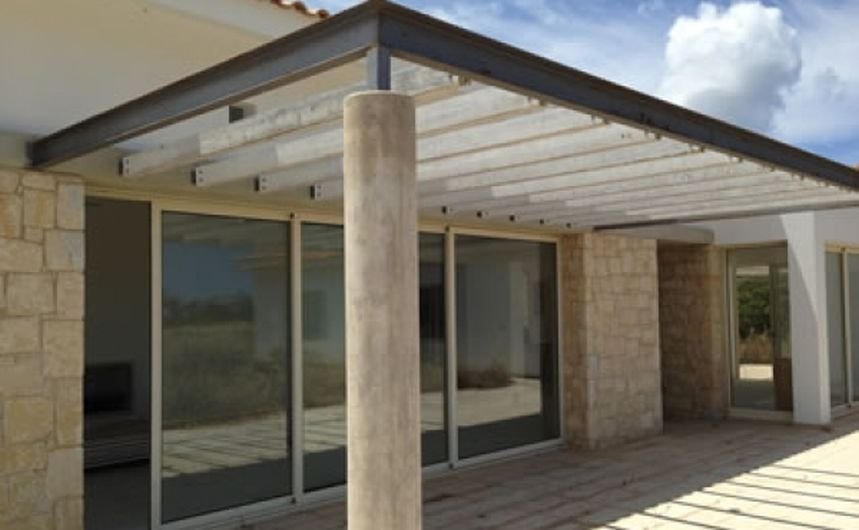 Contemporary bungalow on 6500 sq m plot