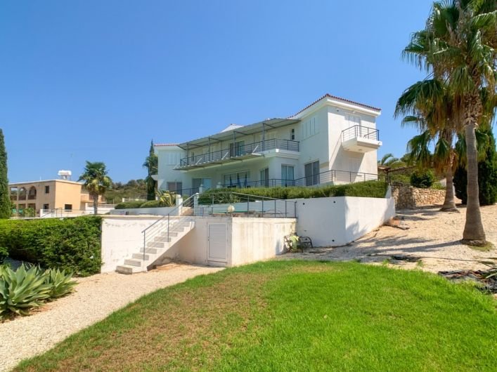 Sea view villa on large plot in Paphos