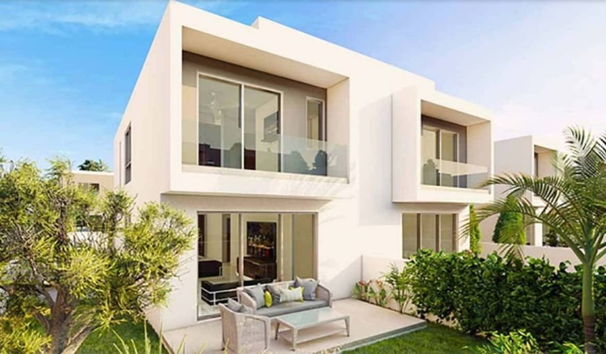 Semi-detached house by the sea close to amenities