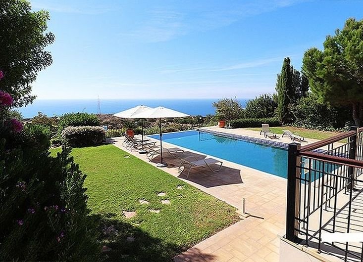 Sea view golf villa in prestigious resort in Paphos