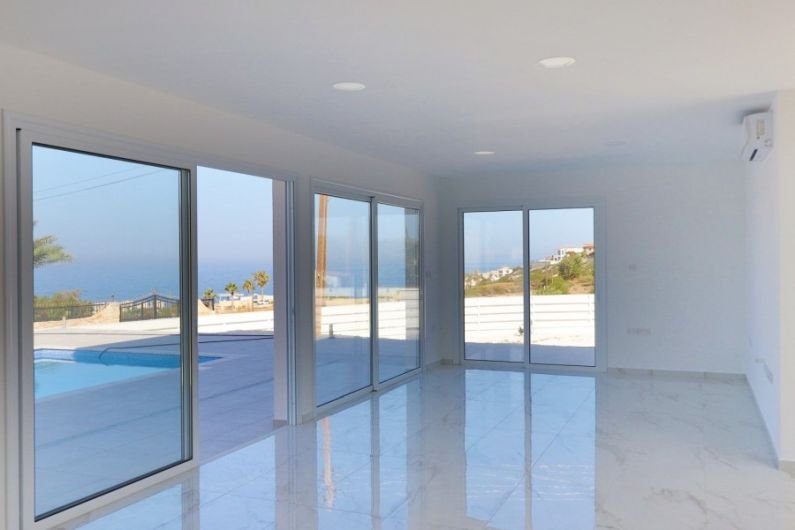 Neue moderne Villa mit Meerblick
