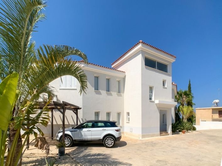 Sea view villa on large plot in Paphos