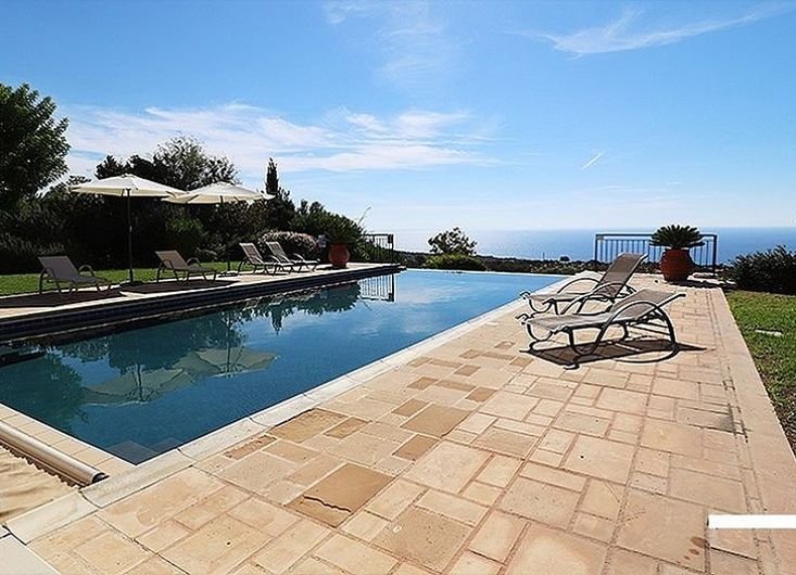 Sea view golf villa in prestigious resort in Paphos