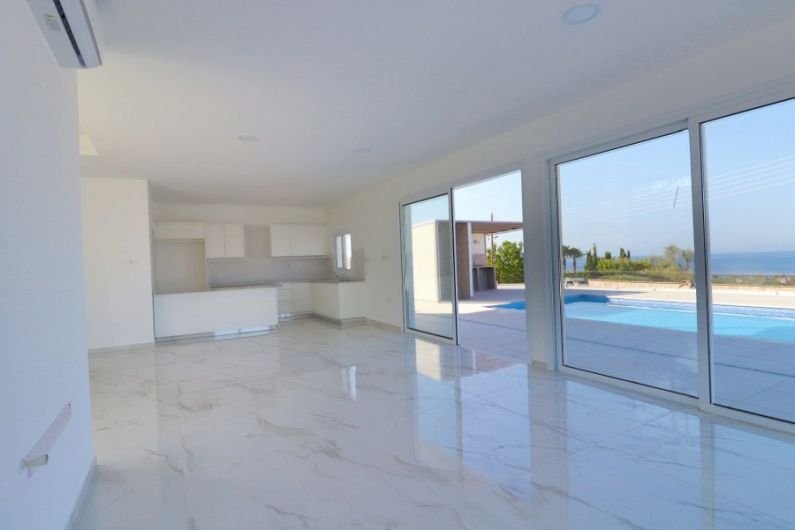 Neue moderne Villa mit Meerblick