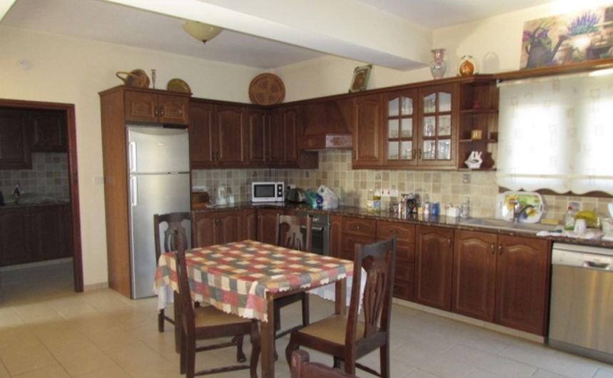 Stone bungalow with mountain views in Peristerona