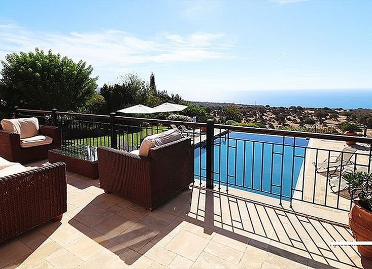 Sea view golf villa in prestigious resort in Paphos