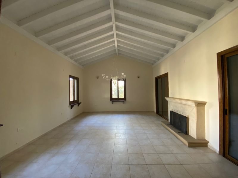 Geräumige Villa auf großem Grundstück