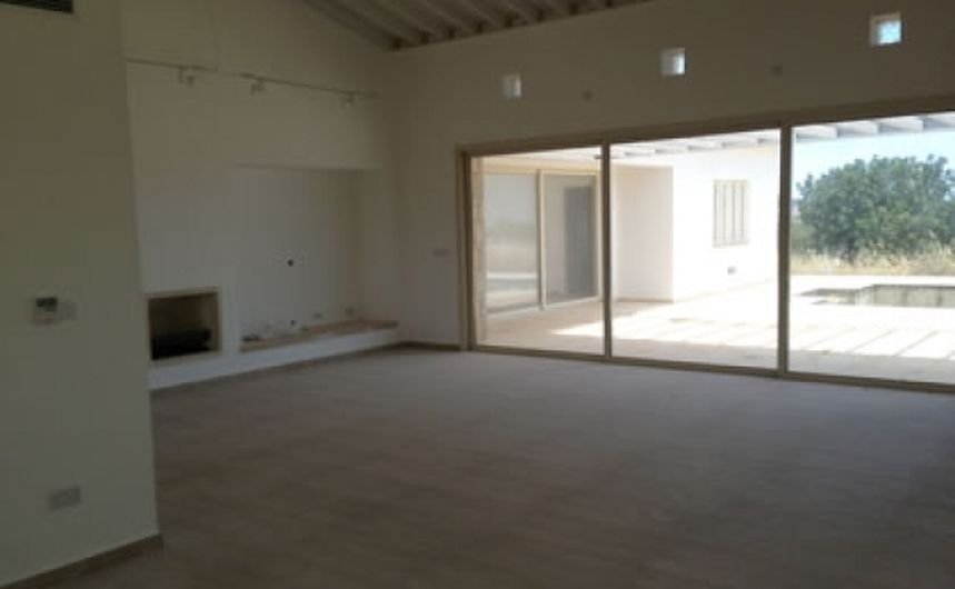 Contemporary bungalow on 6500 sq m plot
