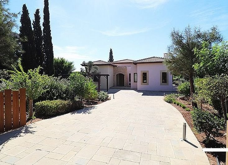 Sea view golf villa in prestigious resort in Paphos