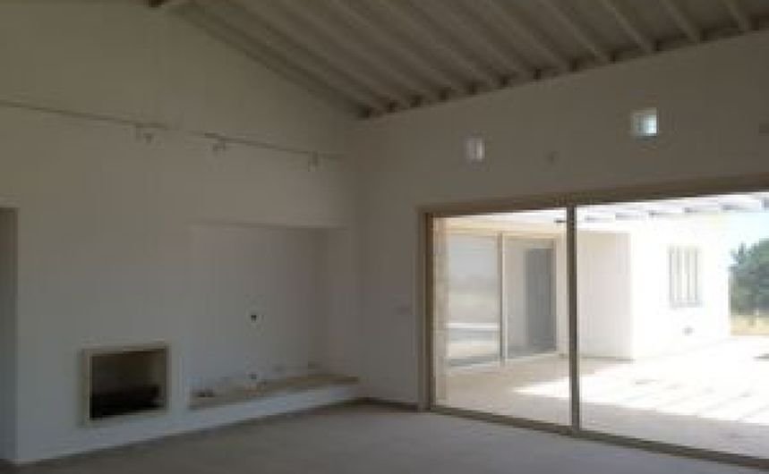 Contemporary bungalow on 6500 sq m plot