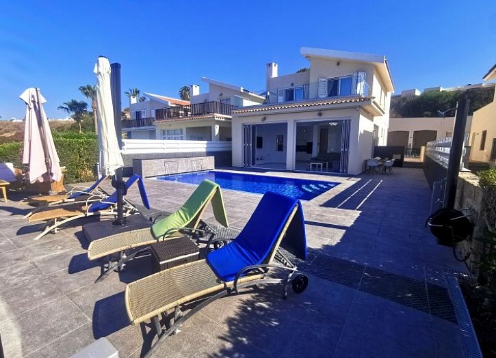 Waterfront villa with access to sea in Paphos
