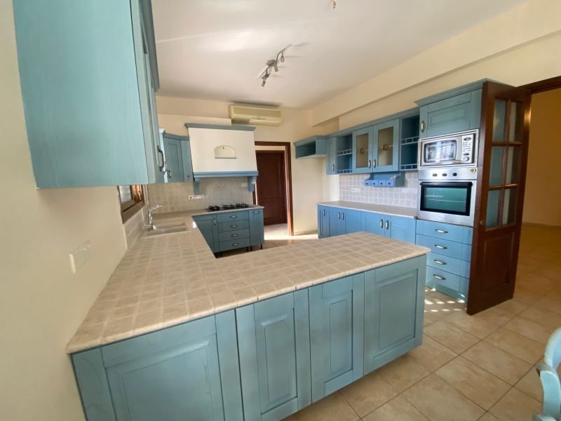 Geräumige Villa auf großem Grundstück